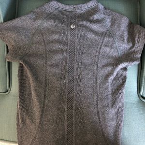 Lululemon tight work out shirt